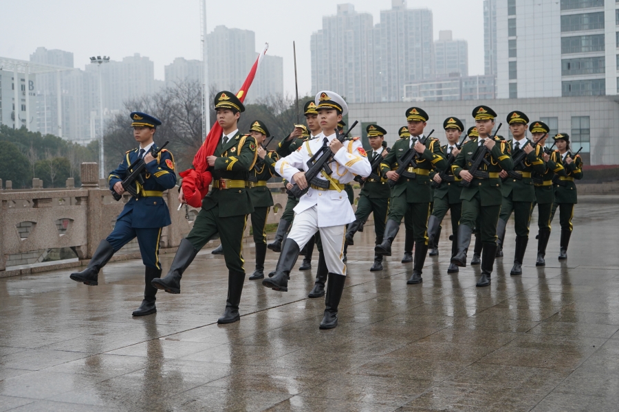 化工学院举行“开学第一课”暨“雷锋精神励青春”主题升旗仪式