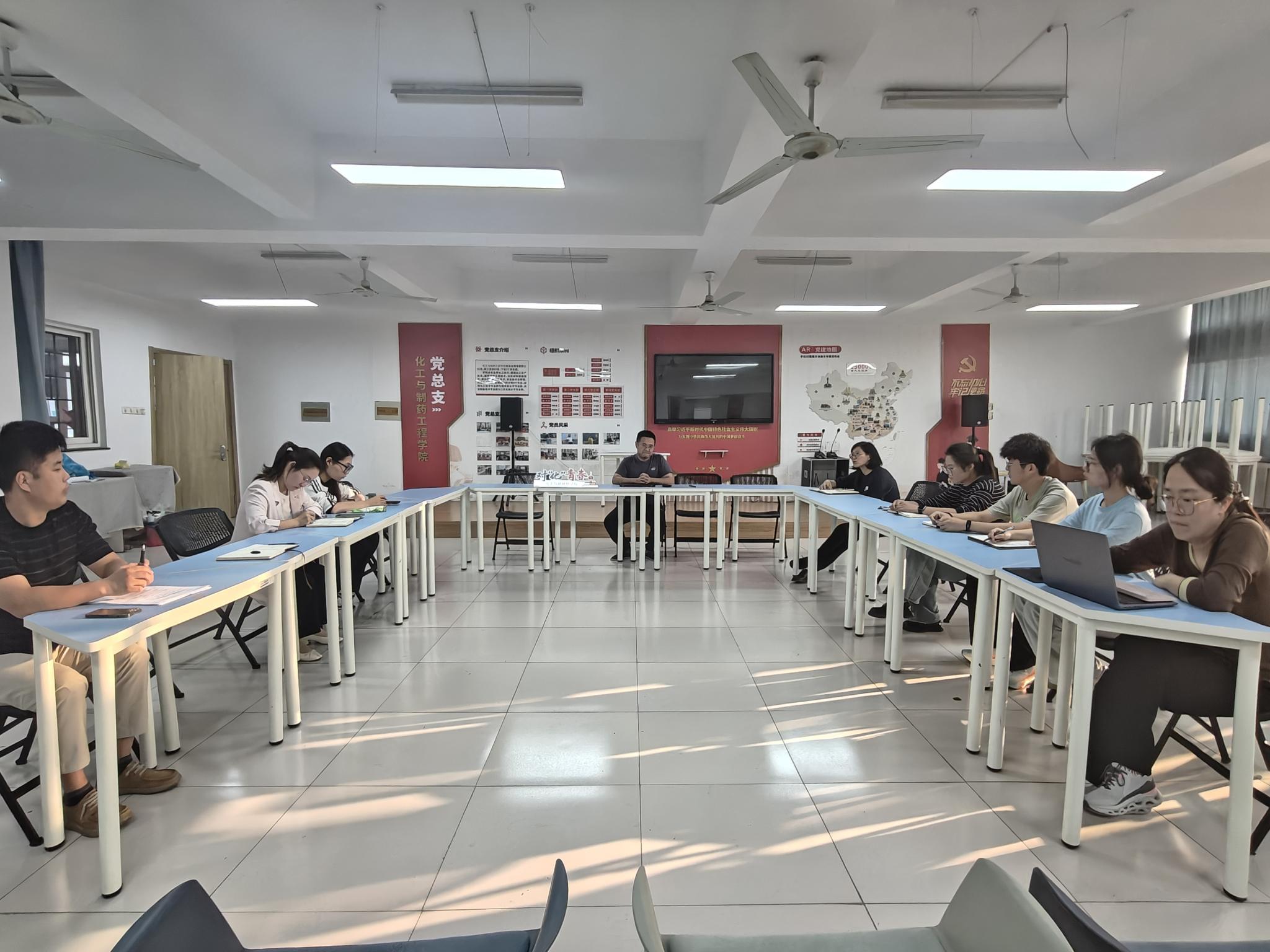 明晰任务强担当 精细管理育新人 ——化工学院召开辅导员工作例会